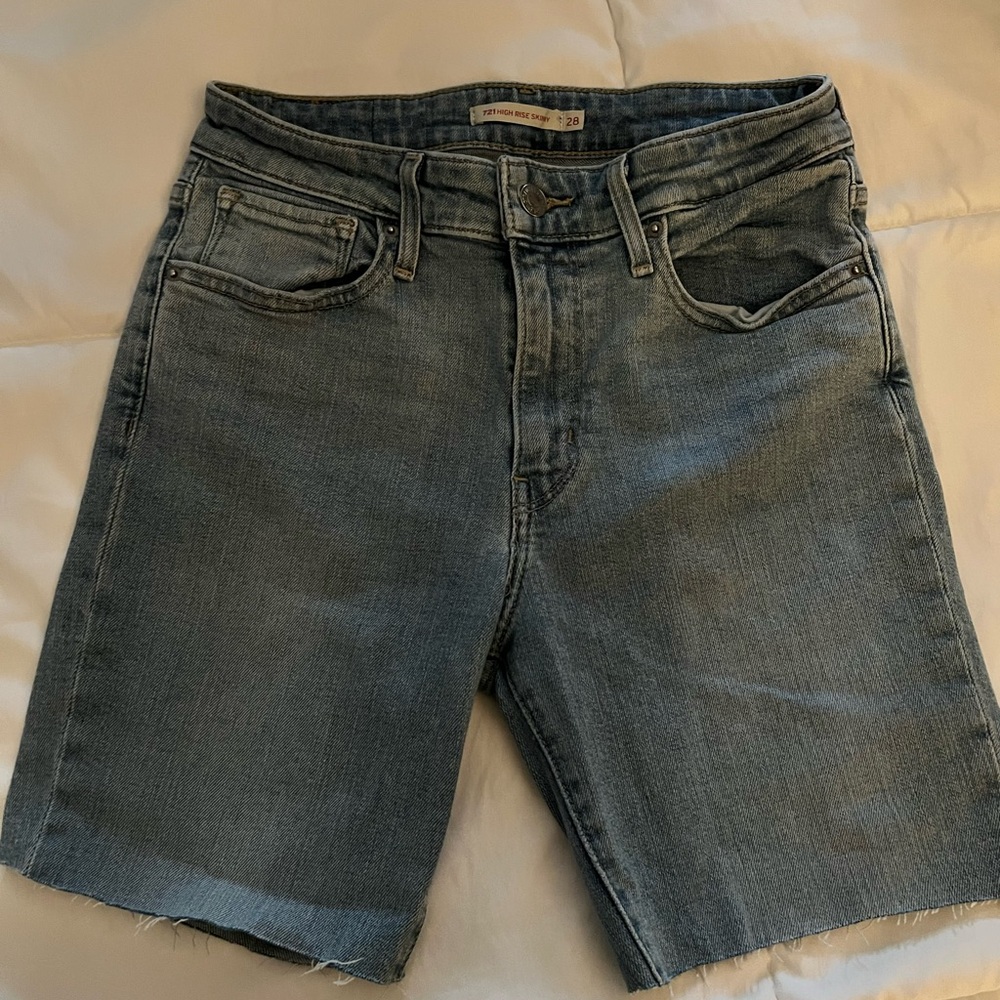 Cut off Levi’s shorts